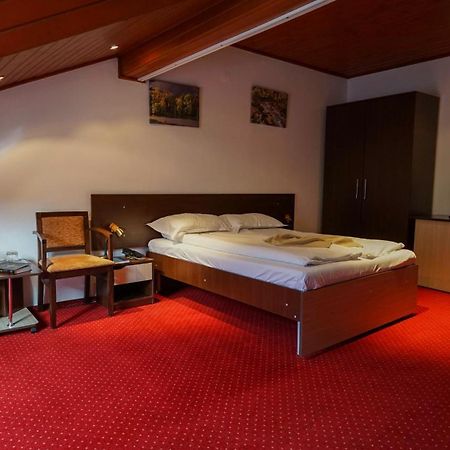Vila Trandafirul Si Liliacul Hotel Качулата Екстериор снимка
