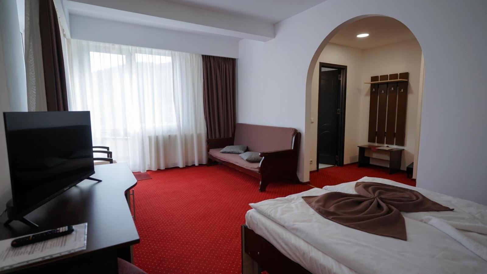 Vila Trandafirul Si Liliacul Hotel Качулата Екстериор снимка