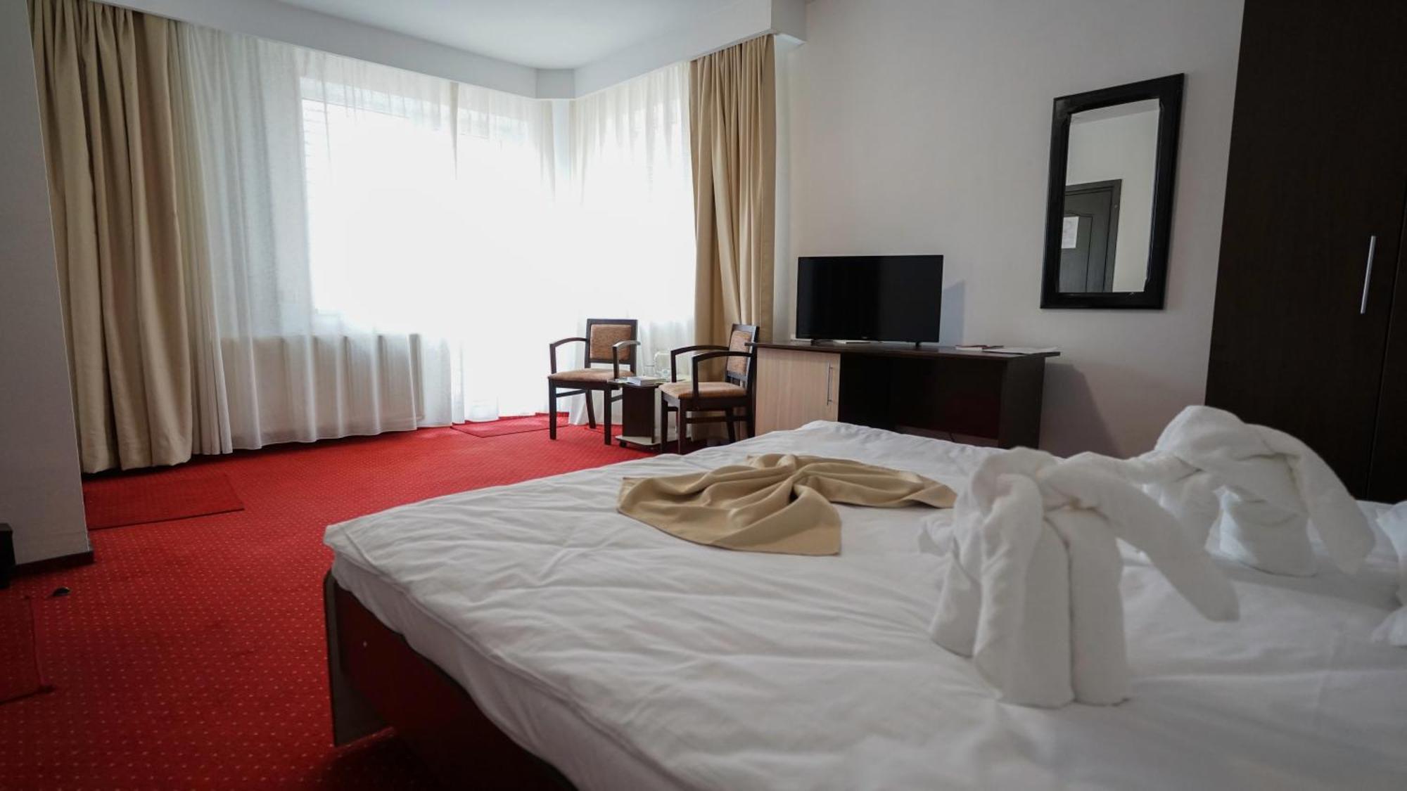 Vila Trandafirul Si Liliacul Hotel Качулата Екстериор снимка