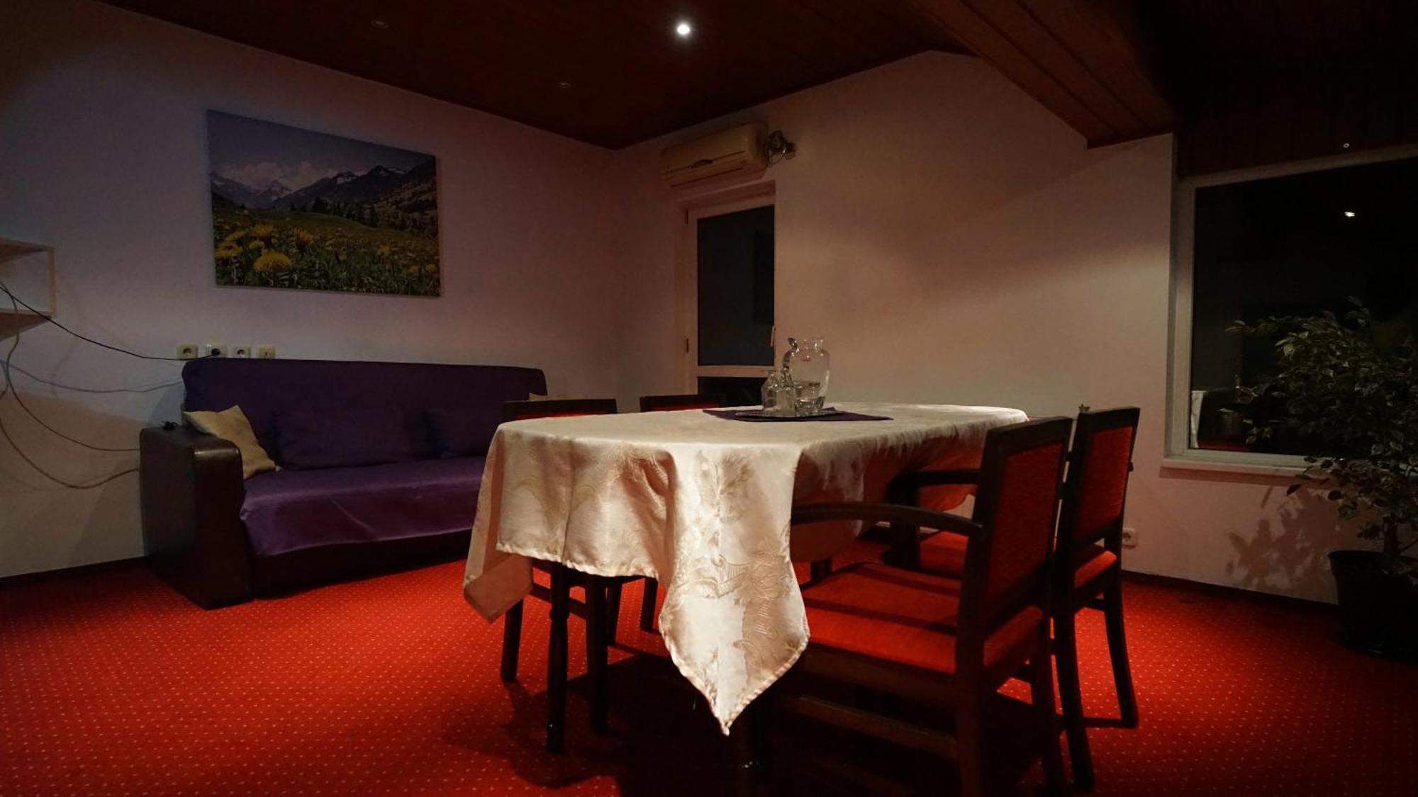 Vila Trandafirul Si Liliacul Hotel Качулата Екстериор снимка