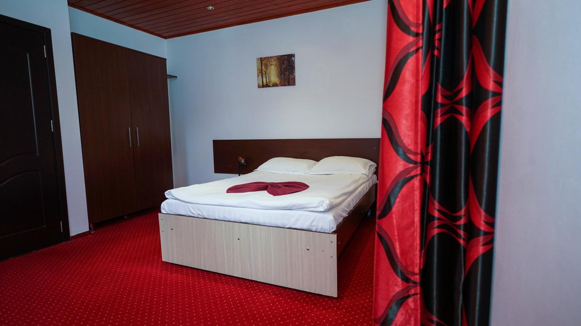 Vila Trandafirul Si Liliacul Hotel Качулата Екстериор снимка