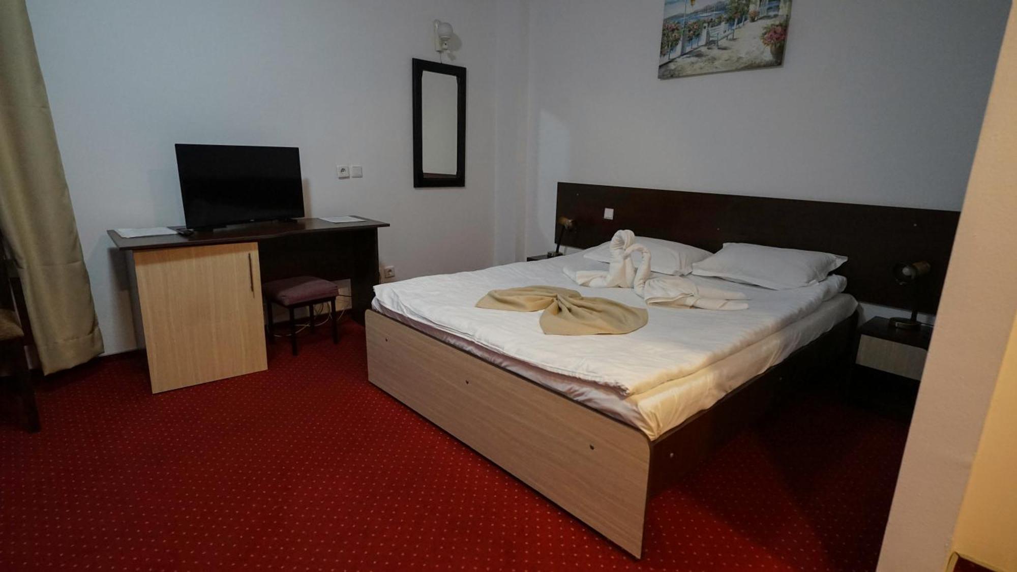 Vila Trandafirul Si Liliacul Hotel Качулата Екстериор снимка