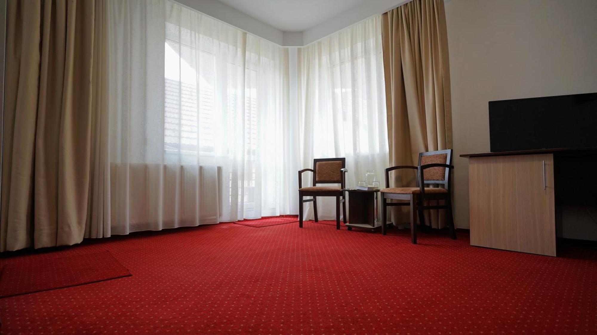 Vila Trandafirul Si Liliacul Hotel Качулата Екстериор снимка
