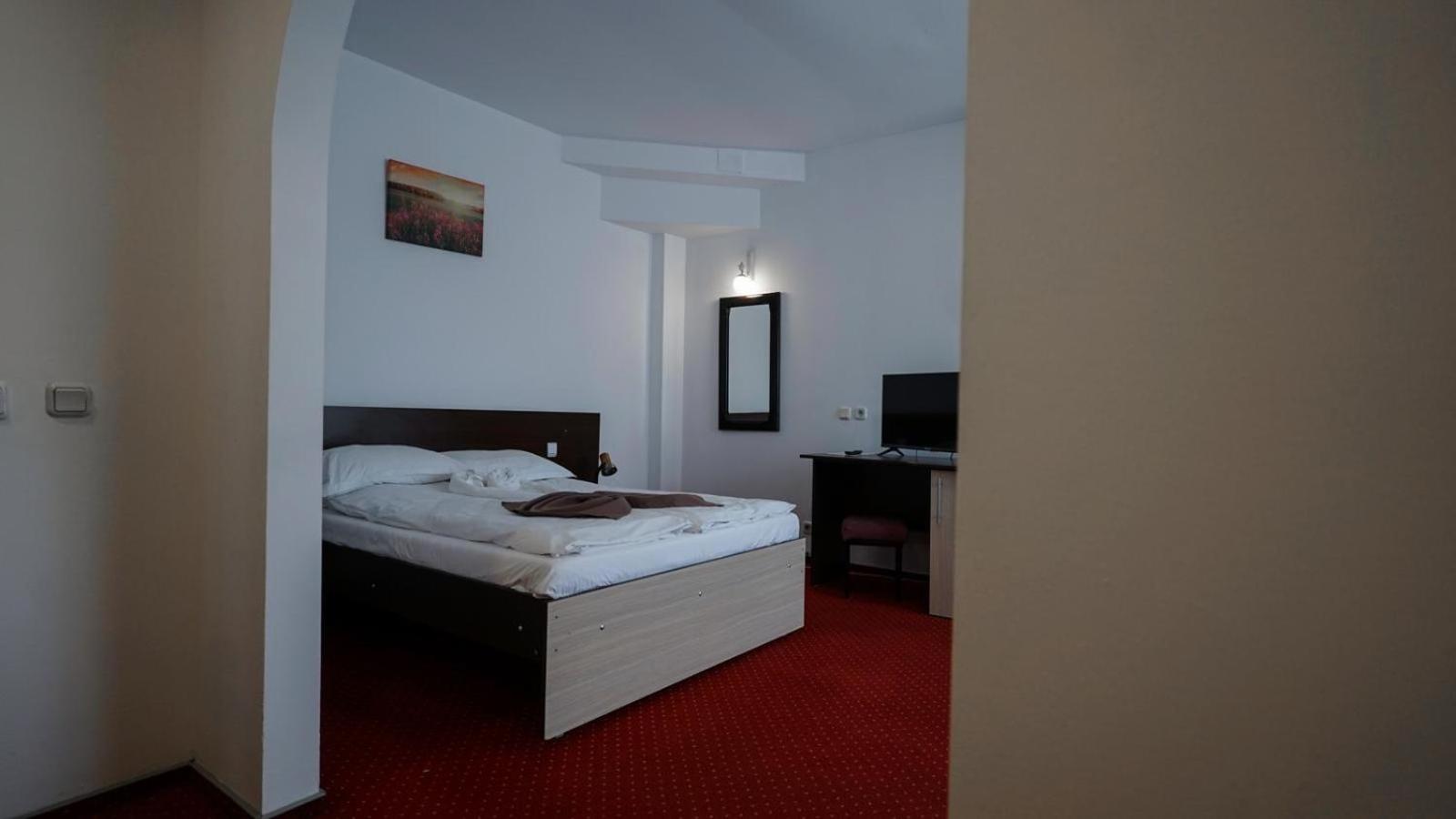 Vila Trandafirul Si Liliacul Hotel Качулата Екстериор снимка
