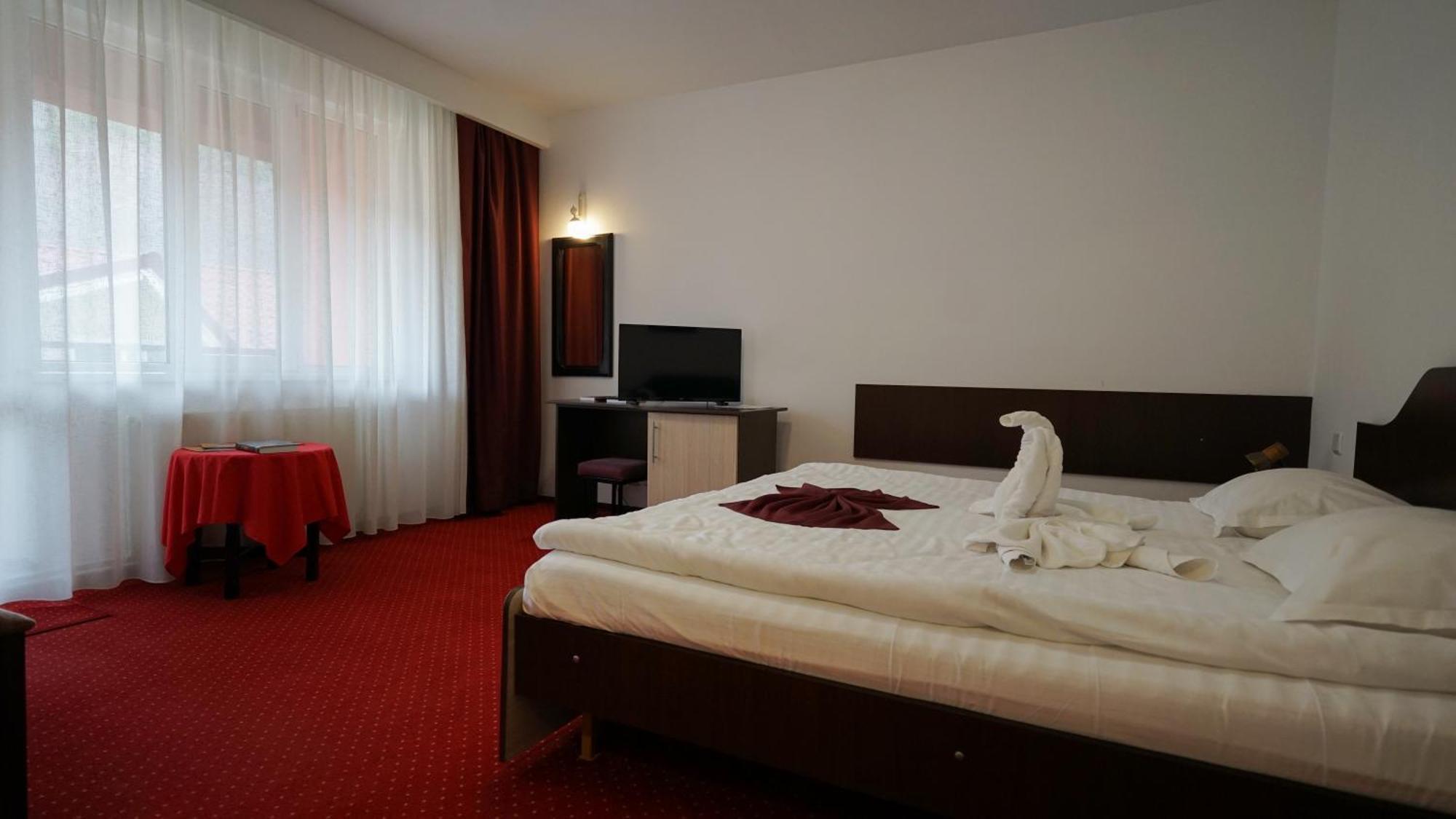 Vila Trandafirul Si Liliacul Hotel Качулата Екстериор снимка