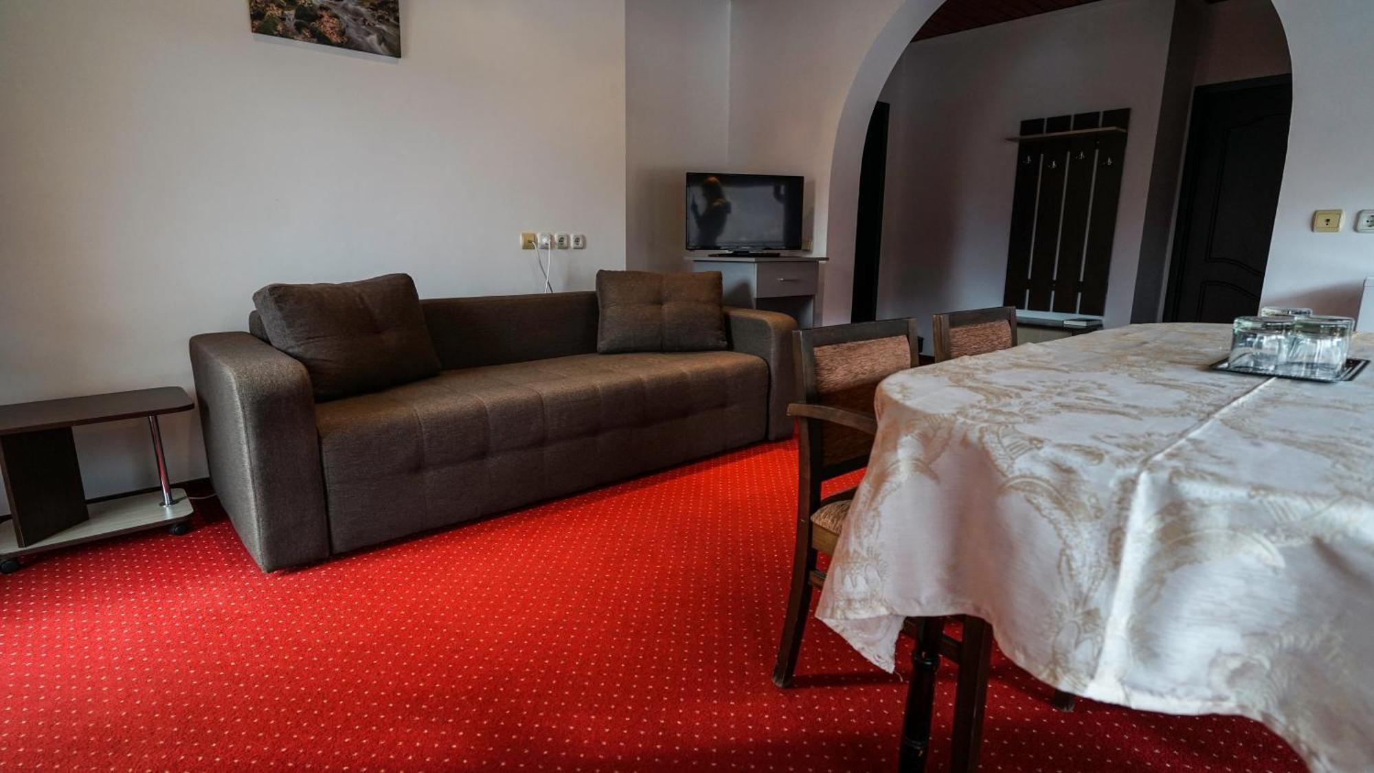 Vila Trandafirul Si Liliacul Hotel Качулата Екстериор снимка