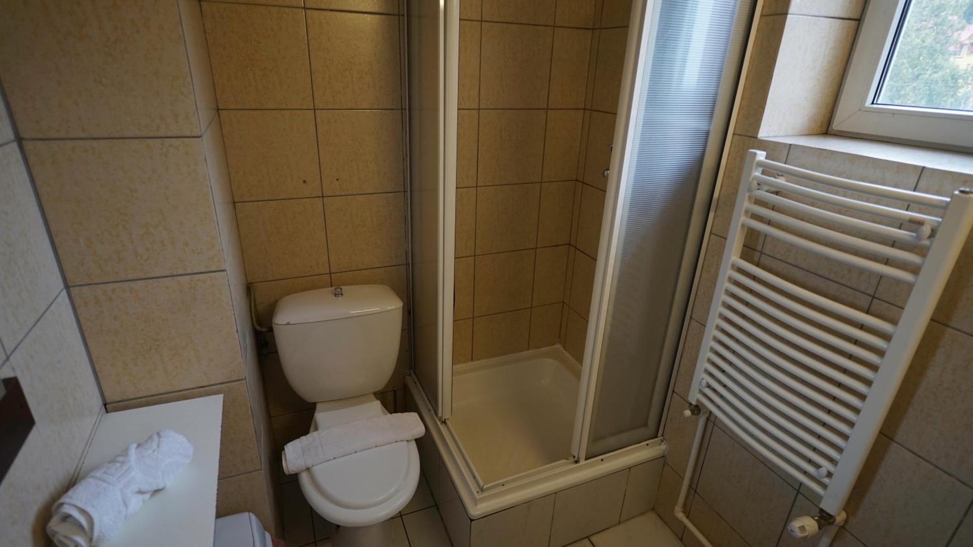 Vila Trandafirul Si Liliacul Hotel Качулата Екстериор снимка
