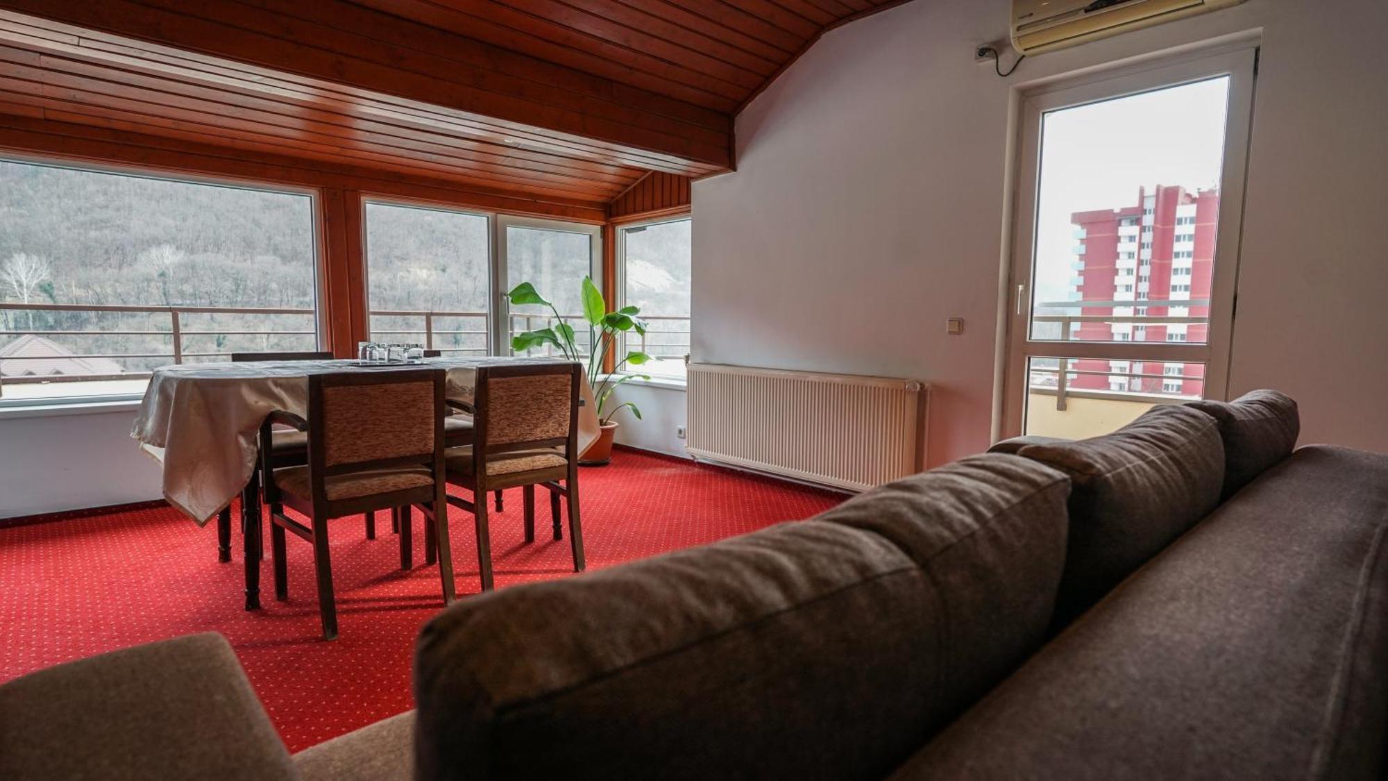 Vila Trandafirul Si Liliacul Hotel Качулата Екстериор снимка