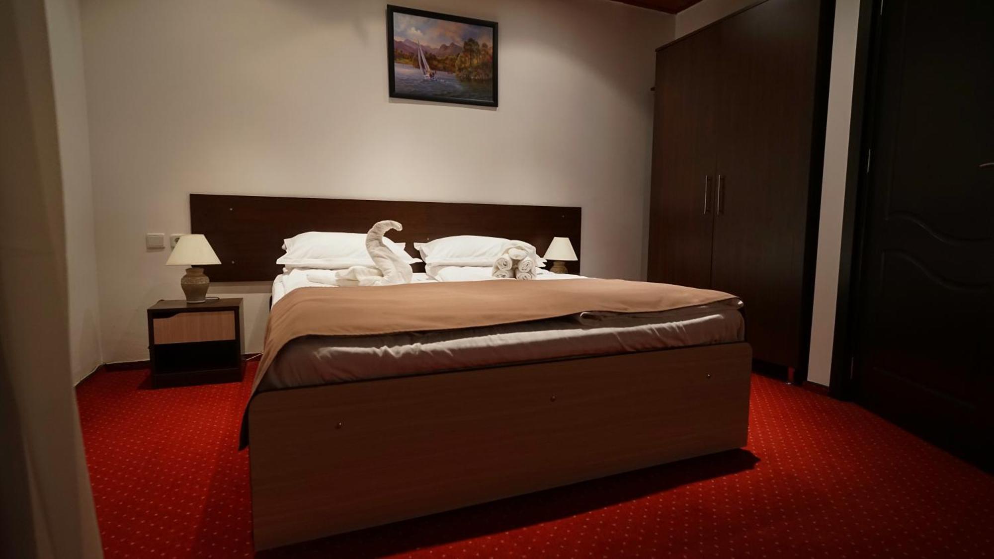 Vila Trandafirul Si Liliacul Hotel Качулата Екстериор снимка