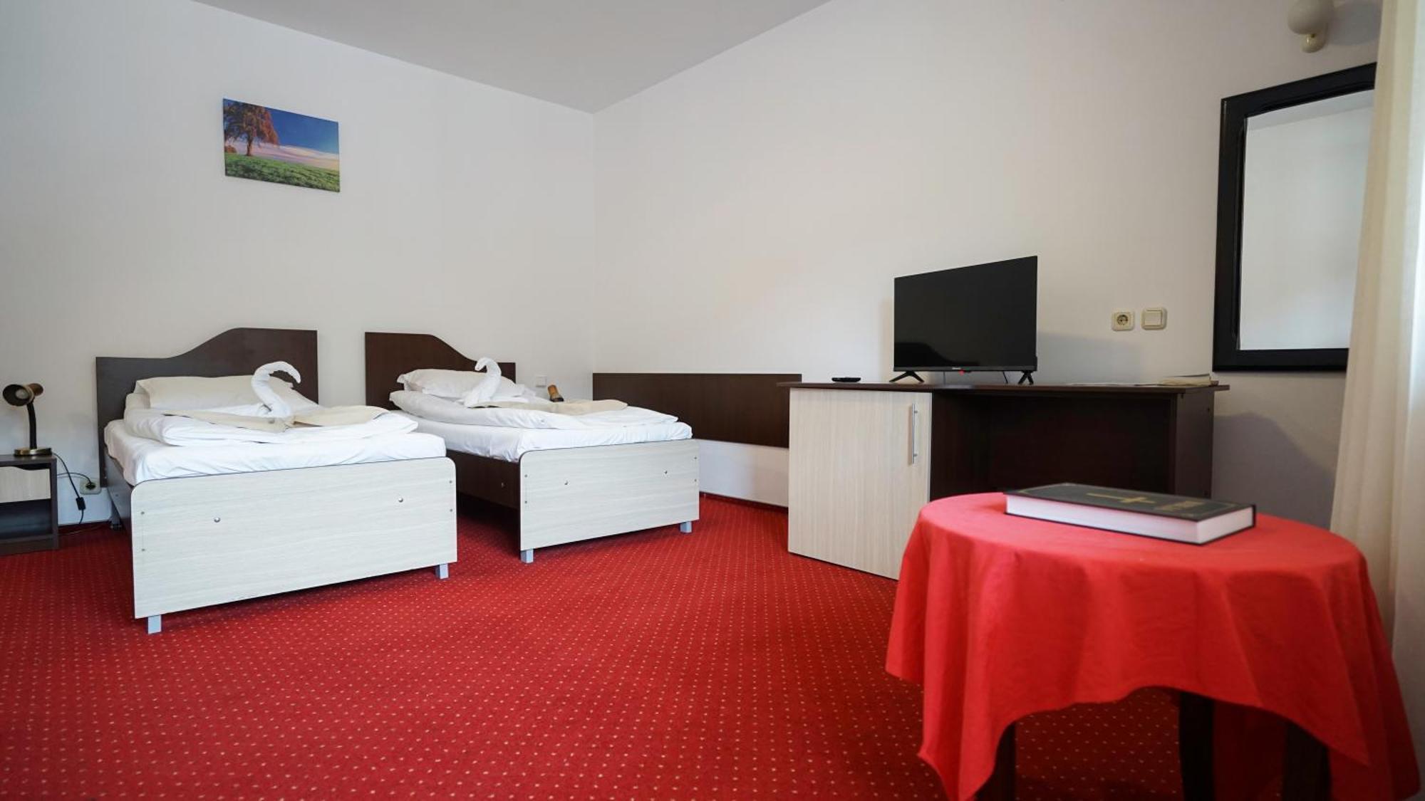 Vila Trandafirul Si Liliacul Hotel Качулата Екстериор снимка