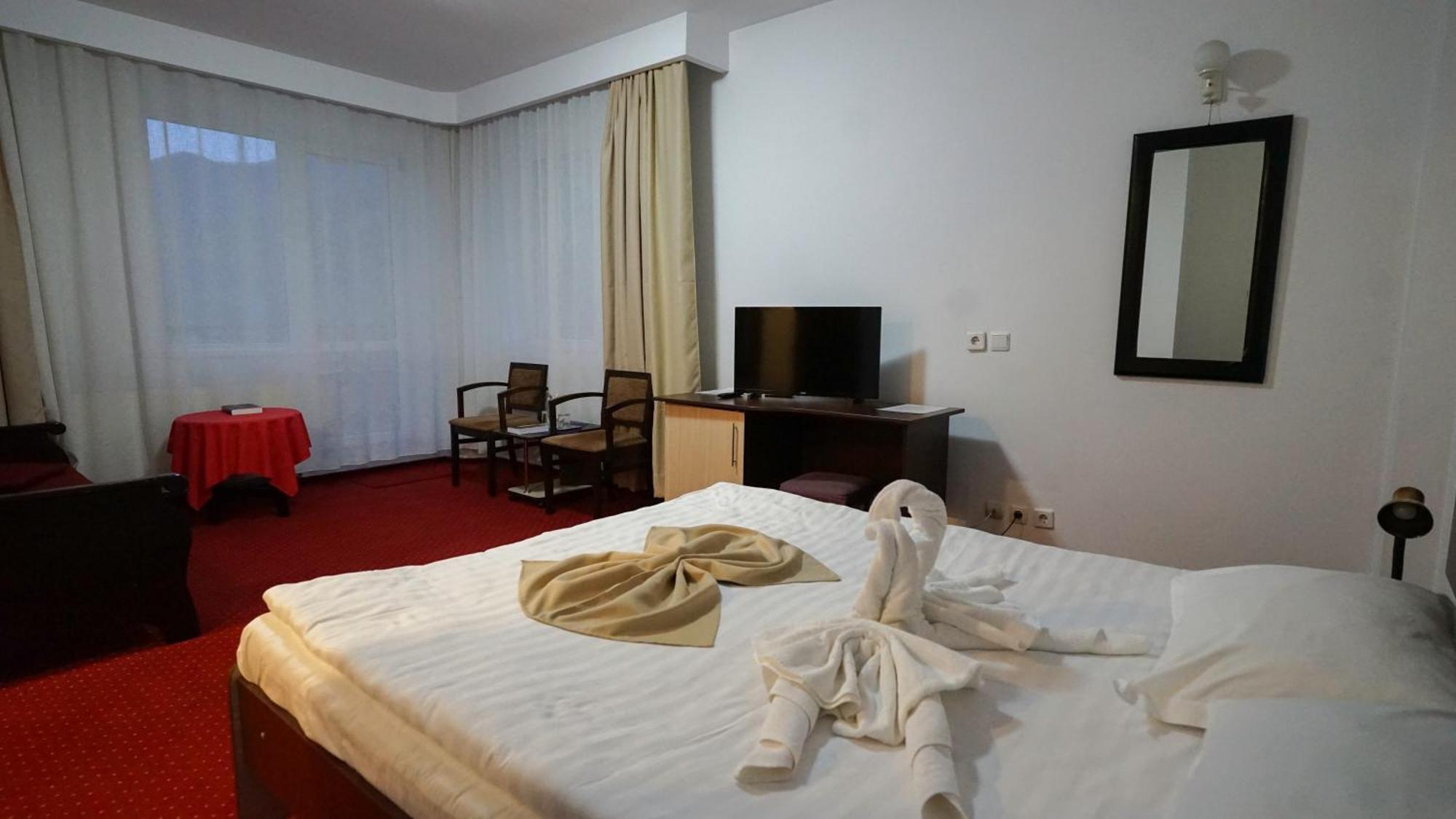 Vila Trandafirul Si Liliacul Hotel Качулата Екстериор снимка
