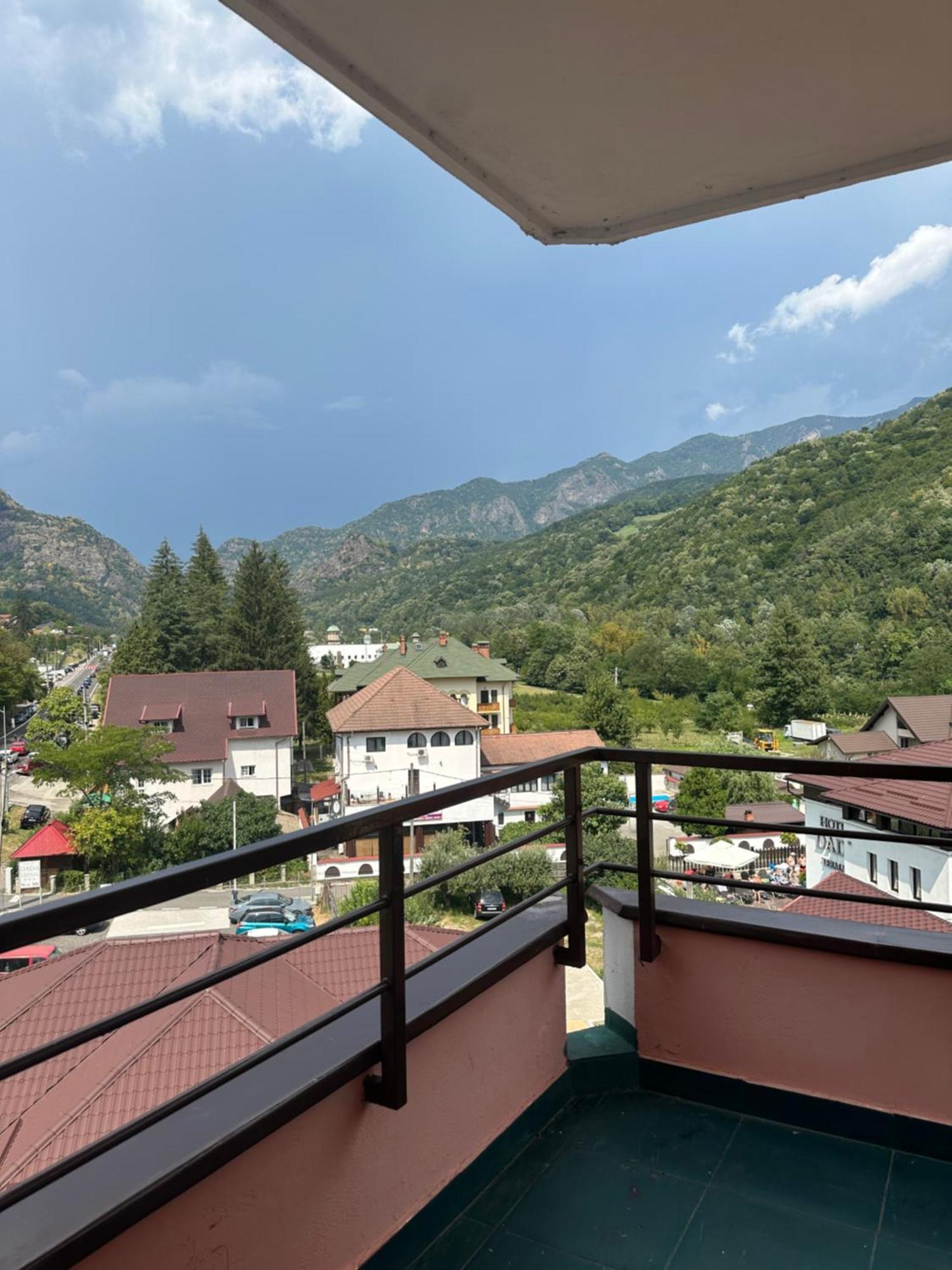 Vila Trandafirul Si Liliacul Hotel Качулата Екстериор снимка