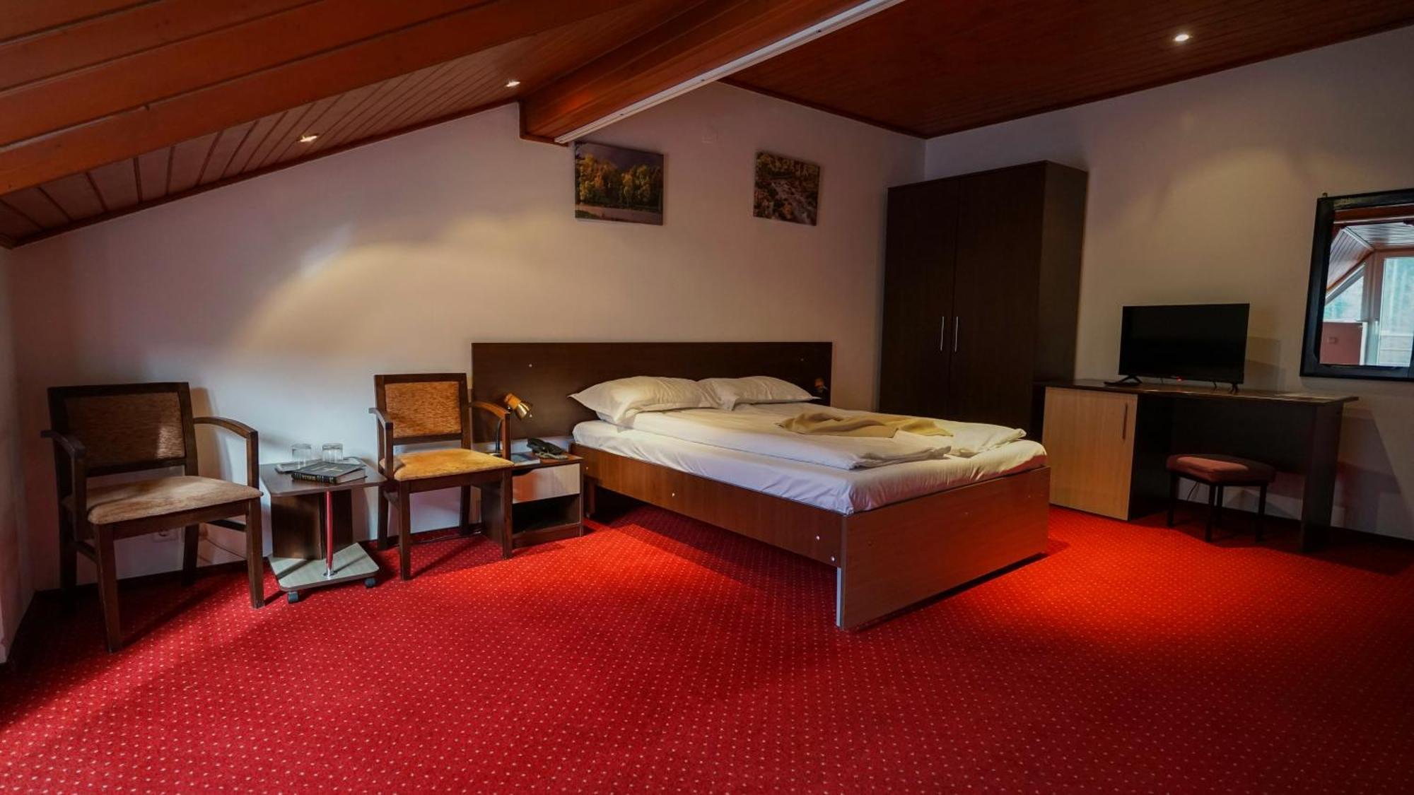 Vila Trandafirul Si Liliacul Hotel Качулата Екстериор снимка
