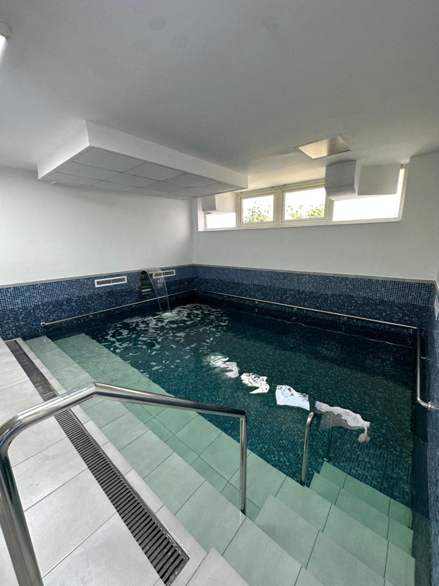 Vila Trandafirul Si Liliacul Hotel Качулата Екстериор снимка